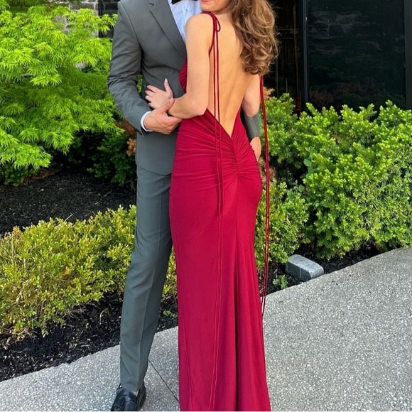 Melani the Label Jiani dress in “wine”. Flattering low back gown - Picture 3 of 6